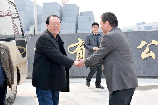 濮陽(yáng)市住建局、墻改辦等領(lǐng)導(dǎo)一行蒞臨我司視察1   2012年3月21日濮陽(yáng)市住建局、墻改辦等領(lǐng)導(dǎo)一行蒞臨我司視察